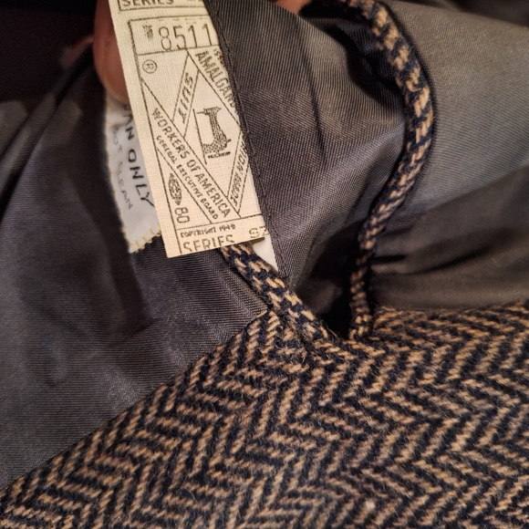 Herringbone jacket by Norman Hilton Expressly for Dimensions.  Size 46S - Picture 7 of 12